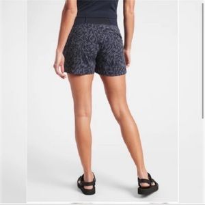 Athleta | Trekkie north patterned short size 10
